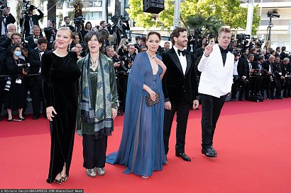 39-latka podczas ceremonii otwarcia festiwalu w Cannes  miała na sobie czarną aksamitną sukienkę od Armaniego.