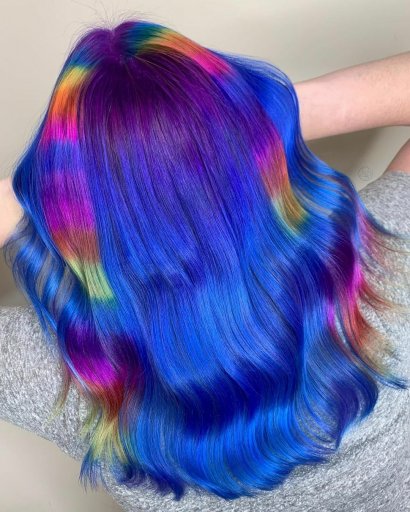 Chabrowe włosy z kolorowymi pasmami.