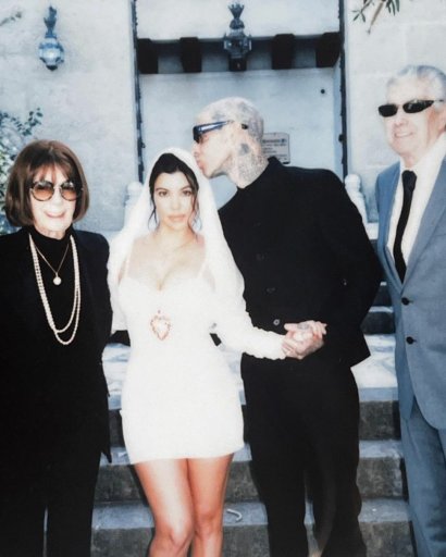 Drugi ślub, z którego zdjęcia pokazała Kourtney, odbył się w urzędzie w Santa Barbara w towarzystwie dwóch świadków - babci Kardashianek i ojca Travisa Barkera