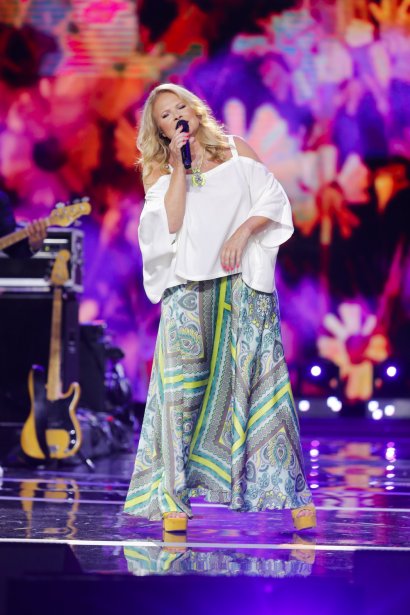 W czasie Festiwalu Weselnych Przebojów telewizji Polsat naszą uwagę zwróciła Urszula, która na tę okazję wybrała ognistą sukienkę w stylu boho z dopasowaną talią i dość dużym dekoltem.