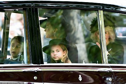 Księżna Kate z dziećmi na pogrzebie Królowej Elżbiety II. Księżniczka Charlotte i książę George zachowali się nad wyraz dojrzale! Zobacz galerię!