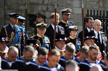 Niestety książę Harry na pogrzebie Królowej Elżbiety II wystąpił bez munduru.