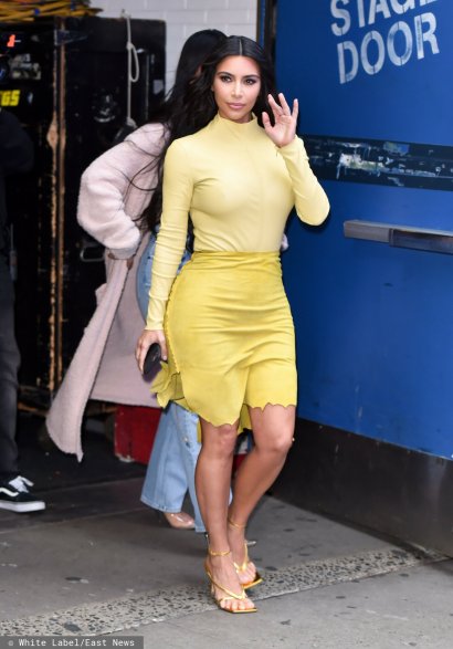 Kim Kardashian ledwo zmieściła się w mega obcisłe spodnie... Ta stylizacja to totalna wpadka?!