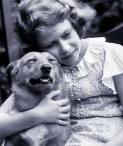 Królowa Elżbieta II uwielbiała psy. Po jej śmierci dwójką jej ostatnich psich towarzyszy, psami rasy corgi, zajęła się księżna Sarah Ferguson.