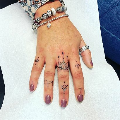 Zobacz tatuaże na palcach!