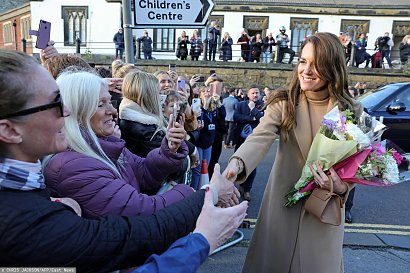 Przed spotkaniem księżna znalazła chwilę dla sporej grupy osób zgromadzonych przed budynkiem.