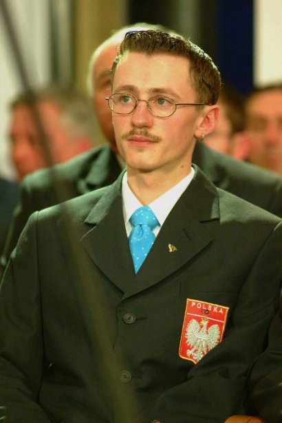 Adam Małysz na początku swojej kariery skoczka miał charakterystyczny wizerunek. Pamiętacie, jak wtedy wyglądał?
