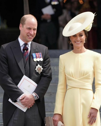Księżna Kate zachwyciła w białej sukni na bankiecie. Pochodzenie jej biżuterii chwyta za serce. ZOBACZ!