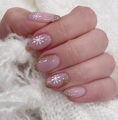 Paznokcie ze śnieżynką - ta ozdoba jest najpopularniejsza w zimowym manicure!