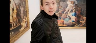 Znany youtuber wybrał się na wycieczkę do muzeum.