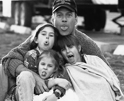 Willis jest ojcem aż pięciu córek! To zdjęcie z trójką starszych pociech opublikowała w Dzień Ojca Demi Moore.