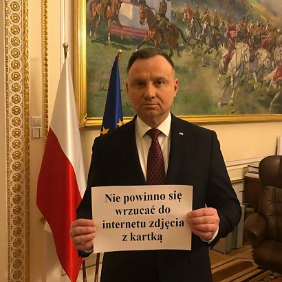 27 stycznia prezydent Andrzej Duda uczcił Międzynarodowy Dzień Pamięci o Ofiarach Holokaustu i opublikował zdjęcie, do którego pozuje z białą kartką!