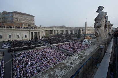 Papieża emeryta na pl. św. Piotra żegnało aż kilkadziesiąt tysięcy osób.