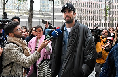 Okazuje się jednak, że sprawa ma drugie dno, a popularny piłkarz FC Barcelony zdradzał żonę we własnym domu z 23-letnią modelką Clarią Chią Marti.