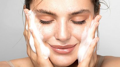 2. Wymyj twarz, szyję i dekolt przy pomocy ciepłej wody i delikatnego środka do mycia twarzy. Możesz wykonać peeling enzymatyczny, ale nie jest to konieczne.