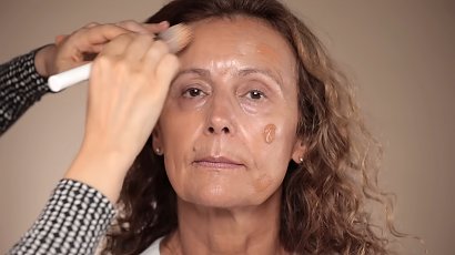 Aby optycznie zliftingować twarz, wizażystka wykonała modelowanie przy użyciu bronzera w kremie. Wysmukliła tym sposobem boki twarzy, czoło oraz zakamuflowała wiotką skórę na podbródku i pod żuchwą.