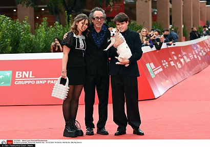 Tim Burton  ma dwoje dzieci – jest to z pewnością temat do rozmów z Moniką, która również jest mamą dwójki.