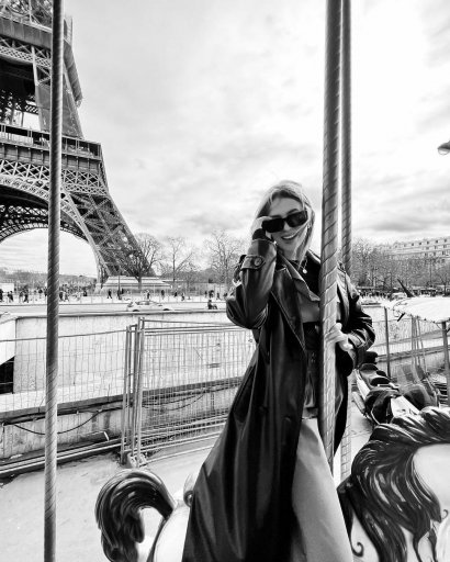 Okazuje się, że gdy fani emocjonowali się wywiadem Żurnalisty z popularną Roxie, ona w tym czasie odpoczywała w Paryżu. Gwiazda opublikowała zdjęcia, na których pozuje na tle wieży Eiffla.