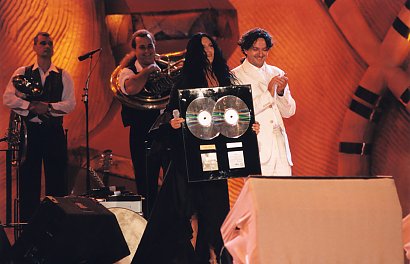 Płyta, którą nagrał z Kayah, sprzedała się w 700 000 egzemplarzy.