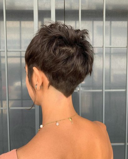 Z trójkątnym kształtem nad karkiem.