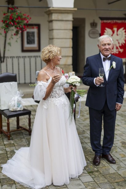 Iwona w ten wyjątkowy dzień miała na sobie przepiękną suknię w odcieniach beżu z koronkowym gorsetem i prześwitami.