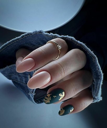 Paznokcie ze złotkiem - piękne i eleganckie. 15 najpopularniejszych stylizacji!