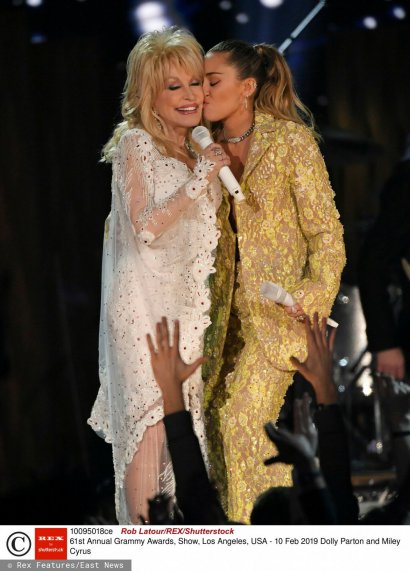 Dolly Parton śmiało może wymieniać się ciuchami ze swoją córką chrzestną, Miley Cyrus.