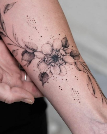 #flowertattoo - kwiatowy tatuaż. Piękny i idealny dla kobiet! 15 najlepszych stylizacji 2023 roku!