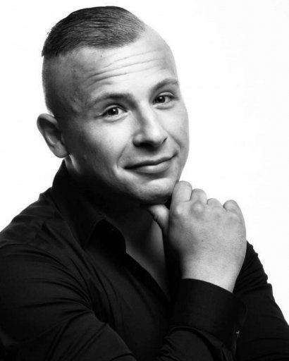 Mateusz Murański ✟ 08.02.2023

Gwiazda Fame MMA zmarła w wieku 29 lat w wyniku ostrej niewydolności krążeniowo-oddechowej.