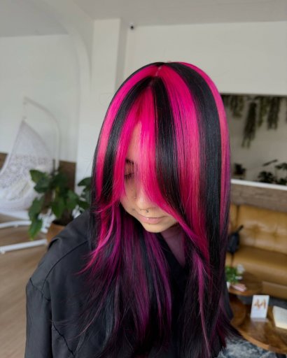 Cieniowane, długie włosy z chunky highlights w kolorach czerni i neonowego różu.
