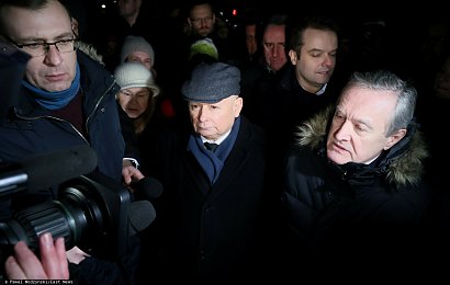 W tym samym momencie obecny obok Kaczyńskiego Piotr Gliński zdjął swój kaptur, co zostało natychmiast zauważone przez komentujących.