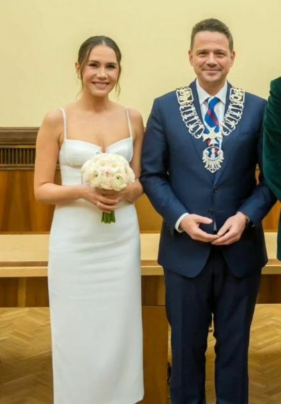 Para wzięła ślub cywilny w Pałacu Kultury i Nauki, a ślubu udzielił im sam prezydenta Warszawy, Rafał Trzaskowski.