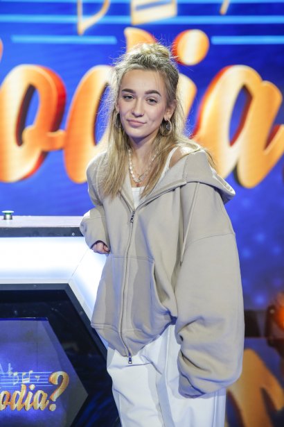 dwukolorowe włosy. Jej styl jest...