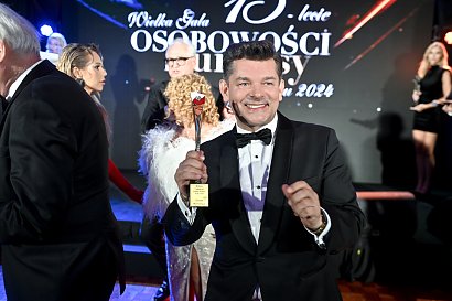 ... lecz niech nikogo nie zwiedzie ten poważny look...