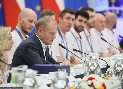 Reprezentanci Polski właśnie wrócili do Polski i z lotniska udali się na wyjątkowe spotkanie z premierem Donaldem Tuskiem na zamkniętym spotkaniu.