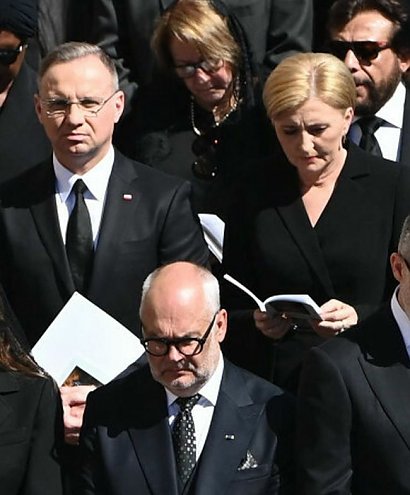 Andrzej Duda miał na sobie elegancki czarny garnitur, do którego dobrał czarny prosty krawat i białą koszulę.