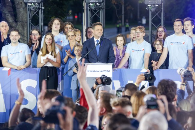 Rafał Trzaskowski w sztabie z żoną i z dziećmi. 16-letnia ...