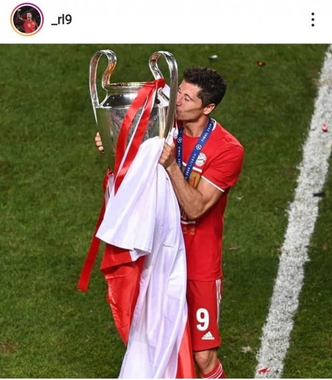 Półnagi Robert Lewandowski kusi sześciopakiem. Trzyma na ...
