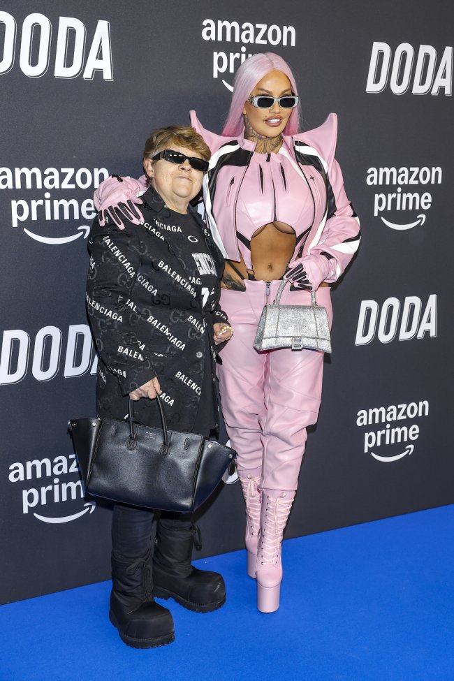 Laluna nie zmieściła swoich atutów pod bluzką. Pokaźne kształty wylały się spod skąpego odzienia [ZDJĘCIA]